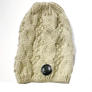 Tuque tricot torsade et petit logo de loup