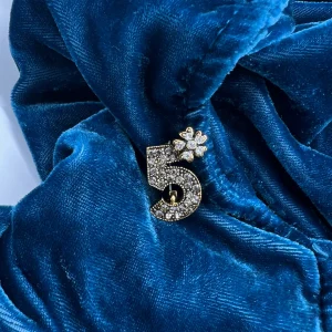 Broche Number