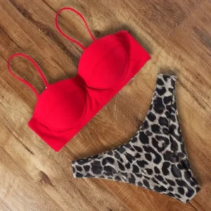 Maillot de bain léopard et rouge